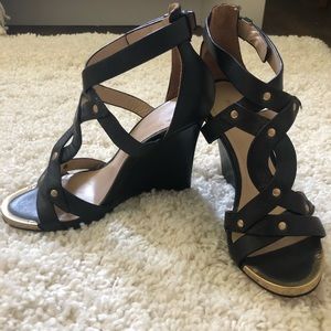 Pour la Victoire black wedges